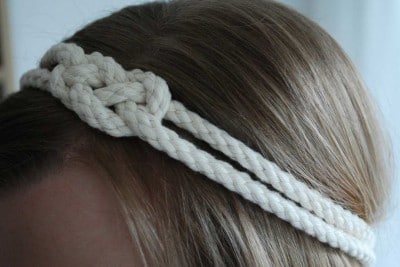 Weißes, handgefertigtes Haarband aus Baumwollgarn mit doppeltem Flechtmuster, stilvoll und bequem für den Alltag, perfekt für kreative DIY-Projekte.
