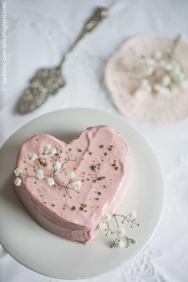 Ein Erdbeer-Creme-Herzkuchen mit Basilikumkrokant … schmeckt nicht nur zum Muttertag richtig lecker!