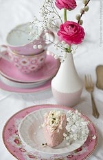 Ein Erdbeer-Creme-Herzkuchen mit Basilikumkrokant … schmeckt nicht nur zum Muttertag richtig lecker!