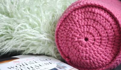 Häkelte Nackenrolle in Pink, perfekt für DIY-Dekorationen und handgemachte Wohnaccessoires, passend zum Thema Dekorative DIY Nackenrolle häkeln.