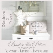 Vintage Korb mit Zweigen und Kissen im shabby Chic Stil, dekorative Wohnaccessoires für gemütliches Zuhause, Handmade Kultur, Interior Dekoration.