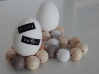 Untersetzer aus Holzkugeln für das (Oster-)Ei