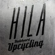 Handgemachtes Skateboard Upcycling mit der Aufschrift 'HILA' für nachhaltigen Streetstyle und kreative Upcycling-Kunst.