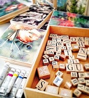 Bunte Bastelmaterialien, Holzbuchstaben, Farben und Bilder für kreative Handwerksprojekte bei Handmade Kultur.