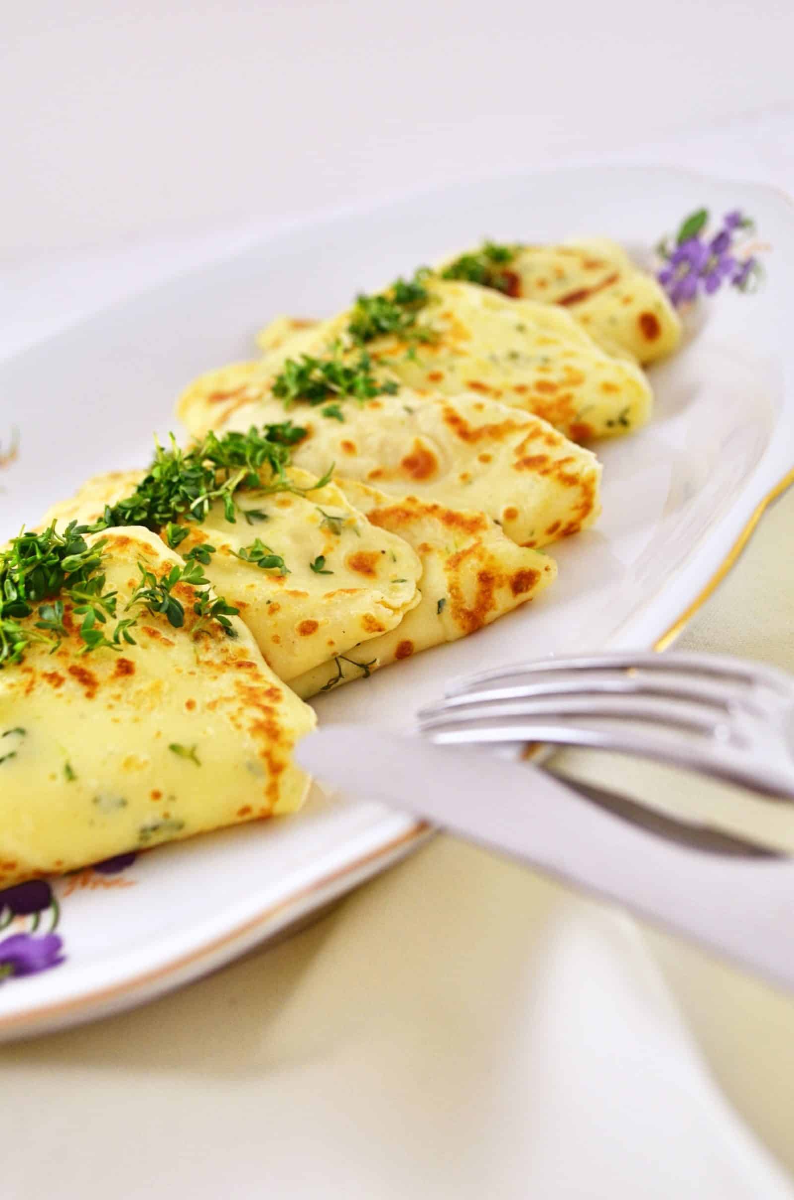 Kresse-Crêpes mit einem früh­lings­haf­ten Dip von den [Foodistas]
