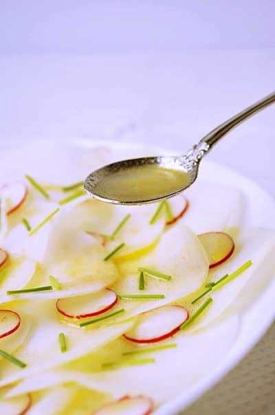 Kohlrabi-Carpaccio dazu ein luf­tig leich­tes Honig-Senf Dressing von den [Foodistas]