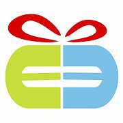 Logo von HANDMADE Kultur mit stilisiertem Geschenk-Icon in Rot, Grün und Blau, symbolisiert kreative Handwerkskunst und Gemeinschaftsprojekte.