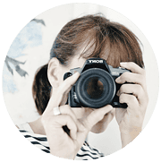 Frau fotografiert mit Sony-Kamera, Fokus auf Handwerkskunst und kreative Gestaltung bei HANDMADE Kultur.