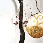 Aufgefädelt – Lichterkette mit Ostereiern.
