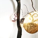 Aufgefädelt – Lichterkette mit Ostereiern.