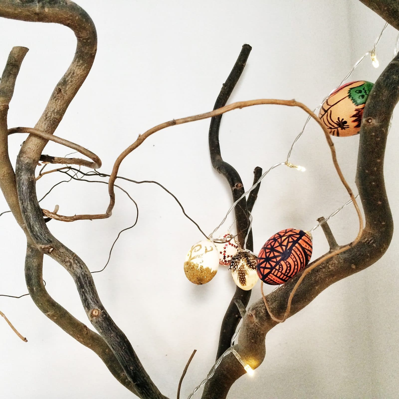 Aufgefädelt – Lichterkette mit Ostereiern.