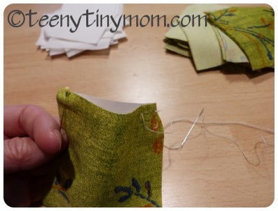 Stoffstück wird genäht, Nähnadel und Faden sichtbar, kreative Textilgestaltung, DIY-Handwerk, textile Bastelarbeit, Handarbeitstechniken, Nähprojekt, Stoffbearbeitung, kreative Nähideen, N.