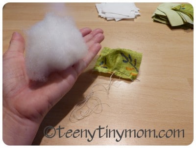Handgefertigtes Stofftier mit Füllwatte, Nähfaden und Stoffresten, kreative Handarbeit, nachhaltiges Basteln, DIY-Nähprojekt, Handarbeit, nachhaltige Kreativität.