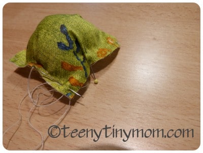 Kreativer handgefertigter Stofffisch mit Stickerei und Faden, ideal für DIY-Projekte und Dekorationen im Handmade Kultur Stil.