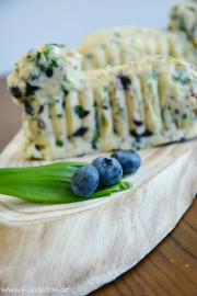 Bärlauch-Butter mit getrockneten Blaubeeren von den [Foodistas]