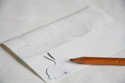 Skizze von Osterhasen für ein Windlicht, Bleistiftzeichnung auf Papier, kreative Bastelidee für Ostern, handgemacht, DIY Dekoration.