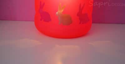 Handgefertigtes Oster-Hasen-Windlicht aus Papier mit Osterhasen-Motiven, ideal für Frühlingsdekorationen und Osterfestlichkeiten.