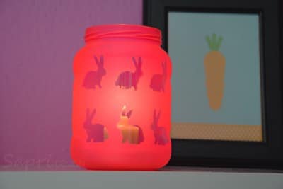 Handgemachtes Osterhasen-Windlicht aus Glas mit Hasenmotiven, ideal für Frühlings- und Osterdekorationen, kreative DIY-Deko für Zuhause.