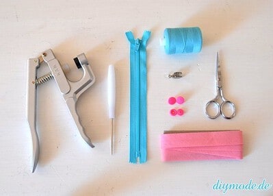Materialien für DIY Reißverschluss Armband: Zange, Nadel, Reißverschluss, Garn, Schere, Perlen, Stoffband, Zange, Nadel, Garn, Perlen, Stoffband.