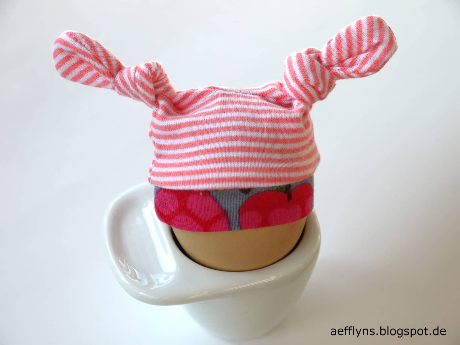 Eiermützchen ‚EggyMop‘ – Osterschmuck und Eierwärmer