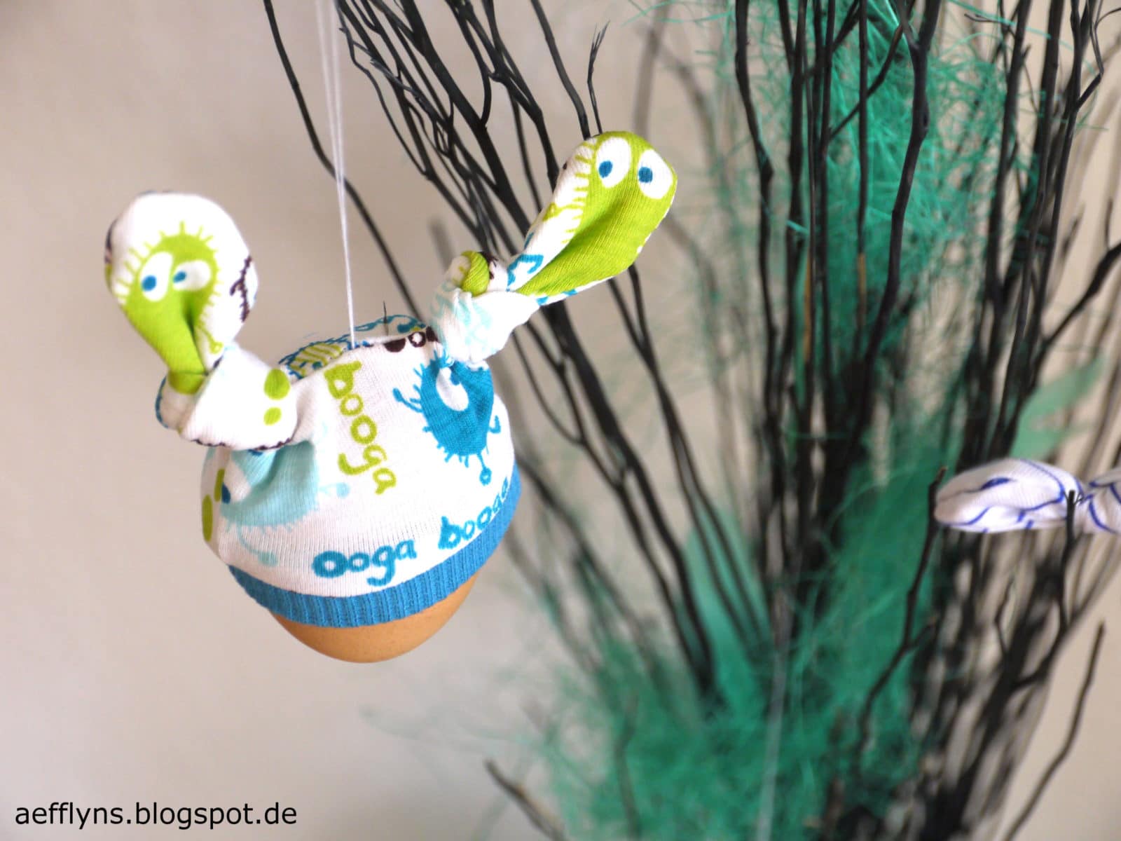 Eiermützchen ‚EggyMop‘ – Osterschmuck und Eierwärmer