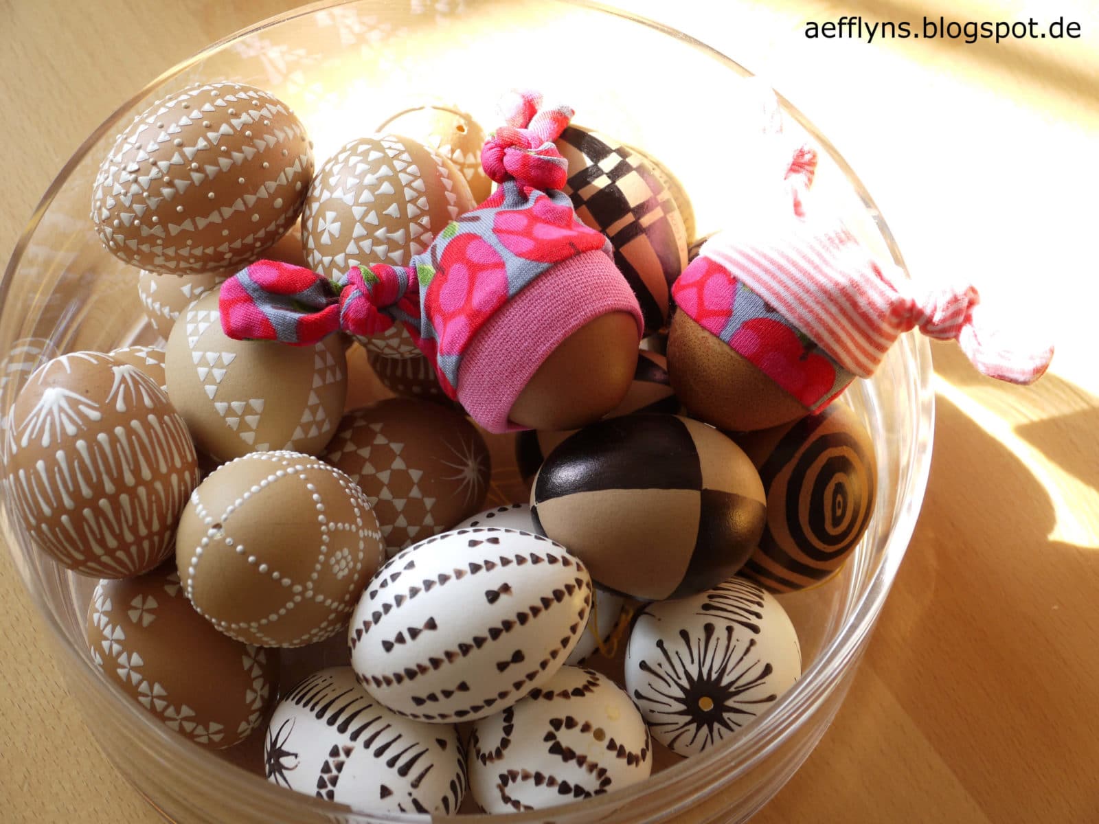 Eiermützchen ‚EggyMop‘ – Osterschmuck und Eierwärmer