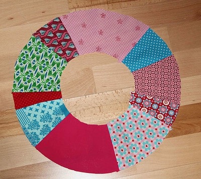 Bunter Stoffkranz mit verschiedenen Mustern, ideal für Frühlingsdekoration, handgemacht, kreative Bastelidee für Frühling und Ostern.