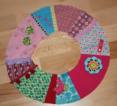 Bunter Stoffkranz aus verschiedenen Mustern und Farben, ideal als Frühlingsdekoration, handgemacht, mit Blumen- und Herzmotiven, für Frühling und Ostern geeignet.