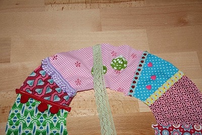 Bunter Stoffkranz mit verschiedenen Mustern und Farben, ideal für Frühlingsdekoration, handgemacht, kreative Bastelarbeit, passend für Frühlings- und Osterdekoration.