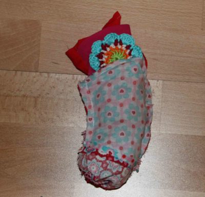 Bunter Stoffkranz mit Blumenmuster, handgefertigt, für Frühlingsdekoration, aus buntem Stoff und Spitze, ideal für Frühlingskranz-Deko.