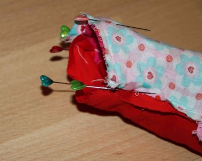 Kreativer Frühlingskranz aus Stoffresten mit bunten Stecknadeln, ideal für DIY-Dekorationen und Frühlingsdekorationen.