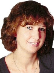 Porträt einer Frau mit braunen, lockigen Haaren, die für Handmade Kultur steht, symbolisiert kreative Handwerkskunst und individuelle Gestaltung.