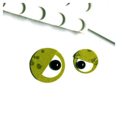 Papier-Augen mit grüner Musterung und schwarzen Pupillen, Teil eines handgemachten Kunstwerks, das kreative Bastelideen zeigt.