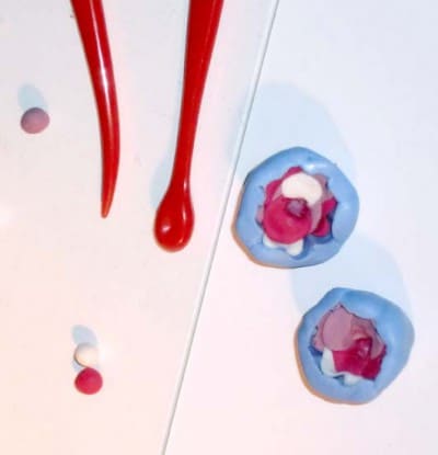Handgefertigte Manschettenknöpfe aus Kaltporzellan mit rosa und blauen Blütenmotiven, kreative Schmuckstücke für elegante Outfits.