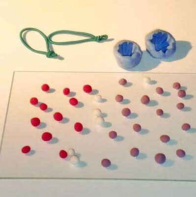Kaltporzellan-Manschettenknöpfe, bunte Perlen und Gummiband für kreative Schmuckgestaltung, handgemacht, für individuelle Accessoires.