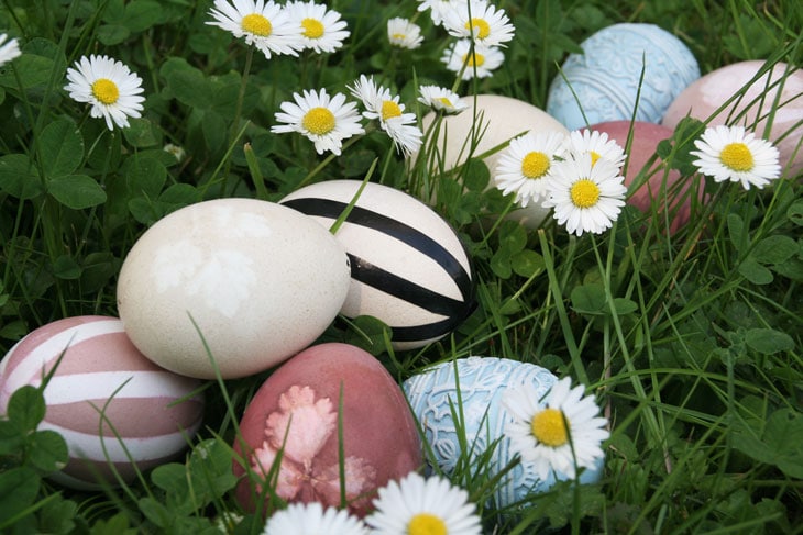 Natürliche buntes Osterkörbchen