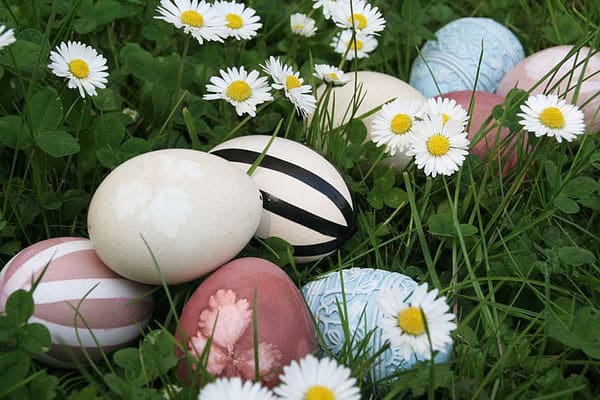 Natürliche buntes Osterkörbchen