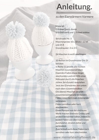 Zwei gestrickte Eierwärmer mit Pompons auf einem weißen Eierbecher, passend für Osterdeko und Eierwärmer stricken, mit Anleitung und Materialangaben.