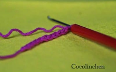 Handarbeit mit pinker Wolle und Häkelnadel, Osterhäschen Eierwärmer, kreative Bastelarbeit für Ostern, handgemacht, dekorativ, Frühlingsdekoration.