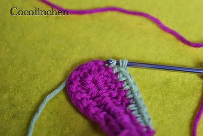 Häkelhase in Pink und Grün, handgefertigt, mit Häkelnadel, für Osterdekoration und Eierwärmer, aus handgemachten Stoffen, für Ostern, kreative Handarbeit, Geschenkidee.