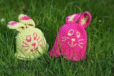Handgefertigte Osterhäschen Eierwärmer aus Wolle, bunte und niedliche Dekoration für Ostern, handgemacht, ideal für Ostereier und Osterdekoration.