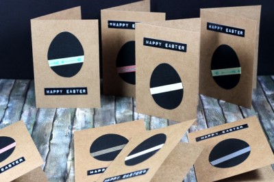 Handgemachte Osterkarten aus Kraftpapier mit schwarzen Ei-Designs und bunten Bändern, ideal für kreative Ostergrüße und Postkarten, passend zum Thema Osterkarten DIY.
