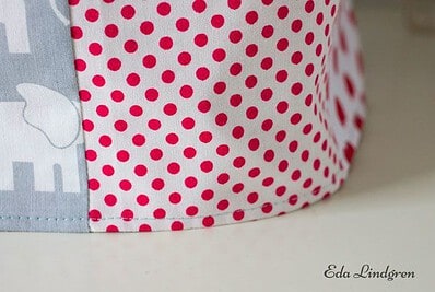 Bunte Patchwork-Abdeckung für Nähmaschine mit roten Punkten auf weißem Hintergrund, handgefertigt, dekorativ und funktional, passend für Nähmaschinen.