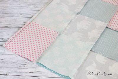 Bunte Patchwork-Abdeckung für Nähmaschine aus verschiedenen Stoffmustern, handgefertigt, ideal für Nähzubehör und Schutz der Maschine.