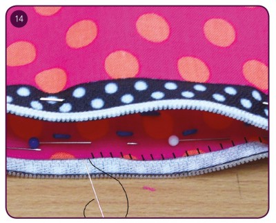 Bunte Dokumentenmappe im Pop Art Stil mit pinkem Hintergrund und Polka-Dots, ideal für kreative Aufbewahrung und Organisation, passend zu HANDMADE Kultur.