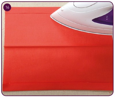 Büroklammern, Papier und ein Bügeleisen auf einem orangefarbenen Dokumenten-Mäppchen, kreative Gestaltung im Pop Art Stil, ideal für kreative Büroorganisation.