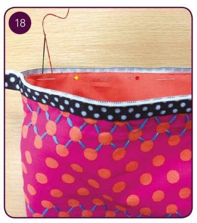Buntes Dokumenten-Mäppchen im Pop Art Stil mit pinker Grundfarbe, orange Punkten und blauen Linien, handgefertigt für kreative Organisation.