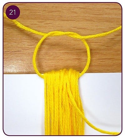 Gelbe Makramee-Kunst mit Knoten und Fransen, handgefertigt, für Dekoration oder Schlüsselanhänger, kreative Handarbeit, DIY-Projekt, Handmade Kultur.