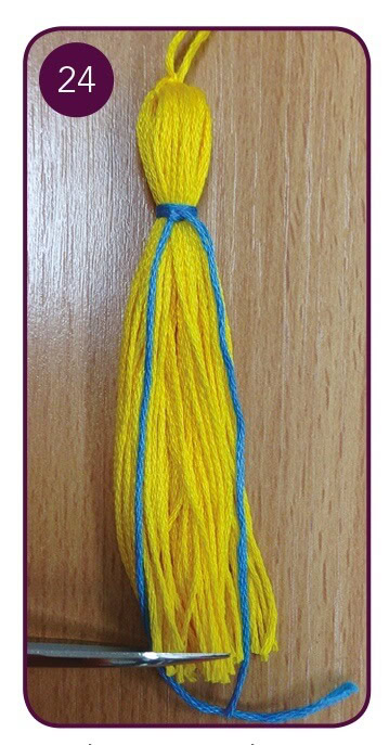 Bunte Wollborte in Gelb mit blauer Linie, handgefertigt, für kreative Bastelprojekte, passend zu Handmade Kultur, ideal für DIY-Dekorationen.