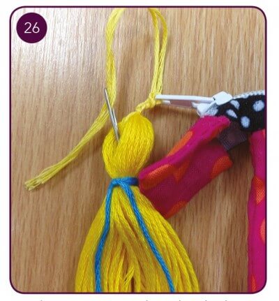 Makramee-Knoten mit bunten Garnen, Nadel und Stoffstücken für DIY-Projekt, kreative Handarbeit, Textilkunst, Handarbeitstechniken, Bastelideen, Handgemacht, Kunsthandwerk, Handarbeit.